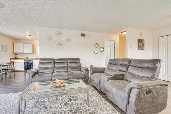 Apartment (1 Bedroom) | Interior - 5 Mi to State Park: Mtn-view Apt in Anchorage (Anchorage)