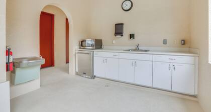 Fort Myers Condo on 1st Floor: Near Shops & Golf