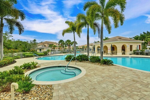 Fort Myers Condo on 1st Floor: Near Shops & Golf