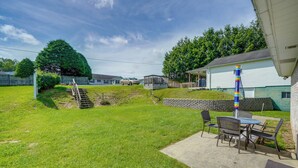 A backyard with a patio, a covered seating area, and a stone wall. - 4 Mi to Off-road Park: Beckley Area Townhome (Sophia)