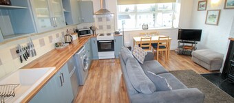 Emily's Apartment, Ireby - sleeps 7 guests  in 3 bedrooms