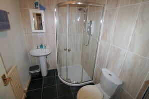 Chuveiro, toalhas de banho