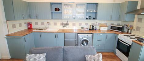 冷蔵庫、電子レンジ、オーブン、調理器具と食器