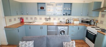 Emily's Apartment, Ireby - sleeps 7 guests in 3 bedrooms