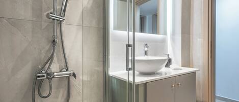 Douche, séchoir à cheveux, serviettes fournies, savon