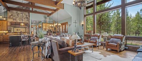 Télévision, cheminée, table de tennis de table