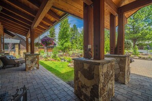 Terrace/patio - Sunstone Escape with Access to Forest House (Sunriver)