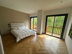 5 habitaciones, tabla de planchar con plancha, wifi y ropa de cama