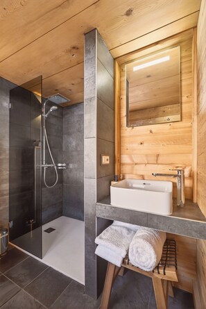 Hårføner, håndklær, såpe og toalettpapir