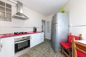 Een koelkast, een microgolfoven, een oven, een kookplaat