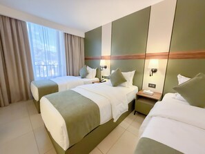 Firemannsrom – familie, delvis sjøutsikt | Lydisolert, strykejern/-brett og wi-fi (inkludert)