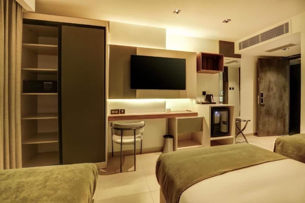 Eenvoudige Twin kamer, uitzicht op bergen | Geluiddichte muren, een strijkplank/strijkijzer, gratis wifi