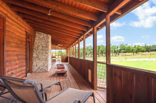Log Home w/ Firepit, Porch, Ping Pong & Pickleball
