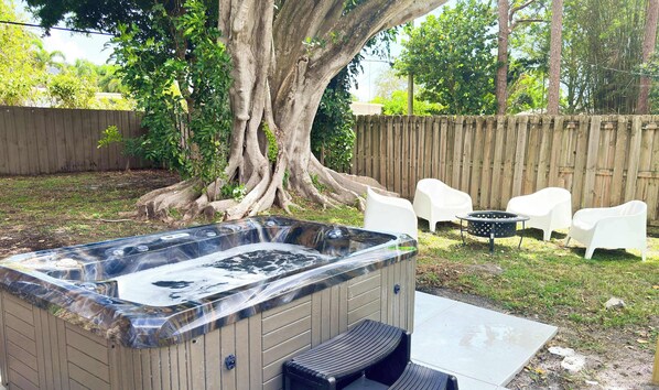 Outdoor spa tub