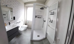 Dusche, Haartrockner, Bidet, HandtĂŒcher