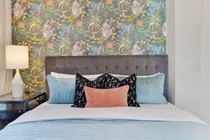 12 makuuhuonetta, työpöytä, silitysrauta/-lauta, vauvan matkasänky