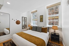 5 habitaciones, escritorio y tabla de planchar con plancha 