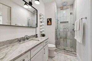 Douche, sèche-cheveux, serviettes fournies, savon