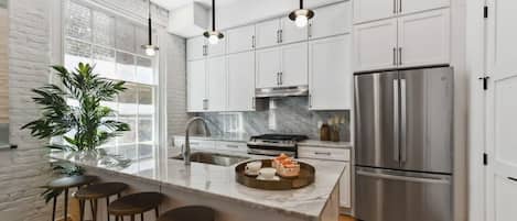 Refrigerador, microondas, horno y parrilla de estufa