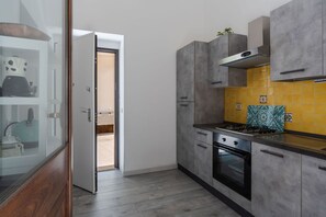 Frigorifero, microonde, forno, bollitore elettrico