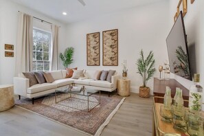 TV, books, offices - Sleek Historic Southern Unit Near the FQ (New Orleans)