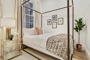 4 bedrooms, desk, iron/ironing board, free WiFi - Sleek Historic Southern Unit Near the FQ (New Orleans)