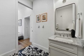 Ducha, secador de pelo, toallas y champú