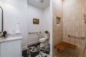Douche, séchoir à cheveux, serviettes fournies, savon