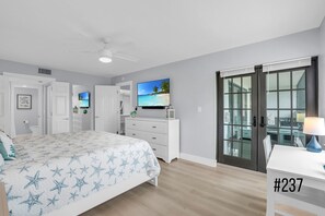 4 habitaciones, escritorio y tabla de planchar con plancha