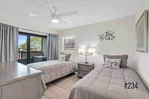 4 habitaciones, escritorio y tabla de planchar con plancha