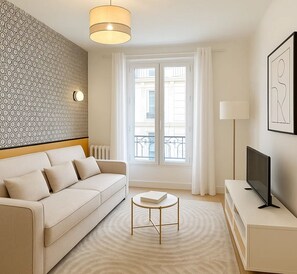 Comfort-studio, näköala pihalle | Oleskelualue | 80–senttinen äly-TV, jossa digitaalikanavat