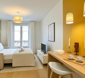 Studio – comfort, bakgårdsutsikt | Oppholdsområde | En 80-centimeters smart-TV med digitale kanaler