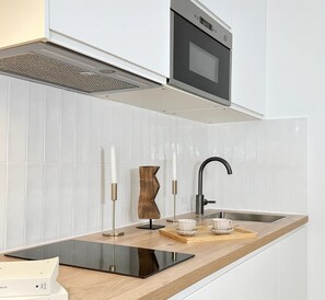 Comfort-studio, näköala pihalle | Yksityinen keittiö | Espressokone, vedenkeitin