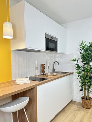 Studio Comfort - utsikt mot innergården | Eget kök | Espressobryggare och vattenkokare