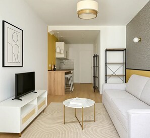 Comfort-studio, näköala pihalle | Oleskelualue | 80–senttinen äly-TV, jossa digitaalikanavat