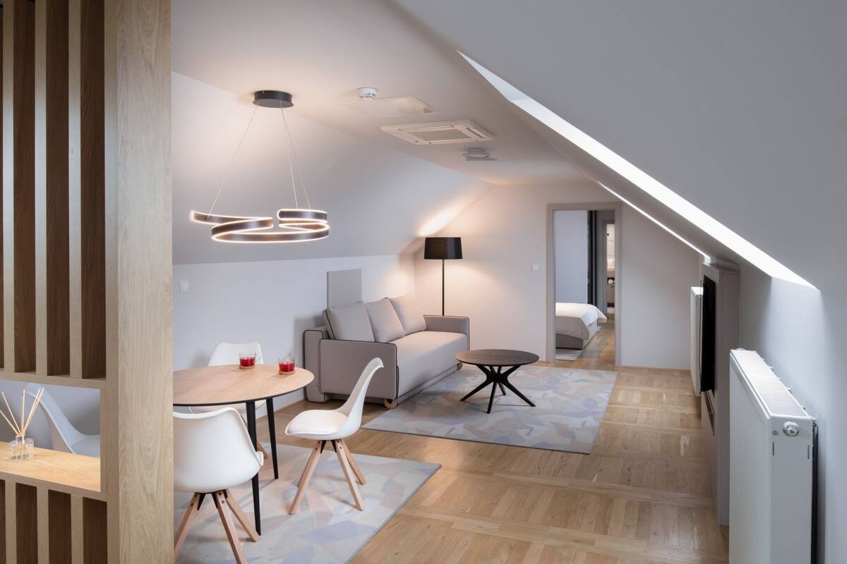Deluxe Apart Daire | Ücretsiz minibar, odada kasa, dizüstü bilgisayar çalışma alanı 