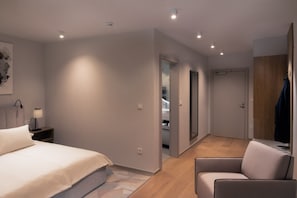 Dobbeltrom – comfort | Minibar (inkludert), safe på rommet og individuelt dekorert