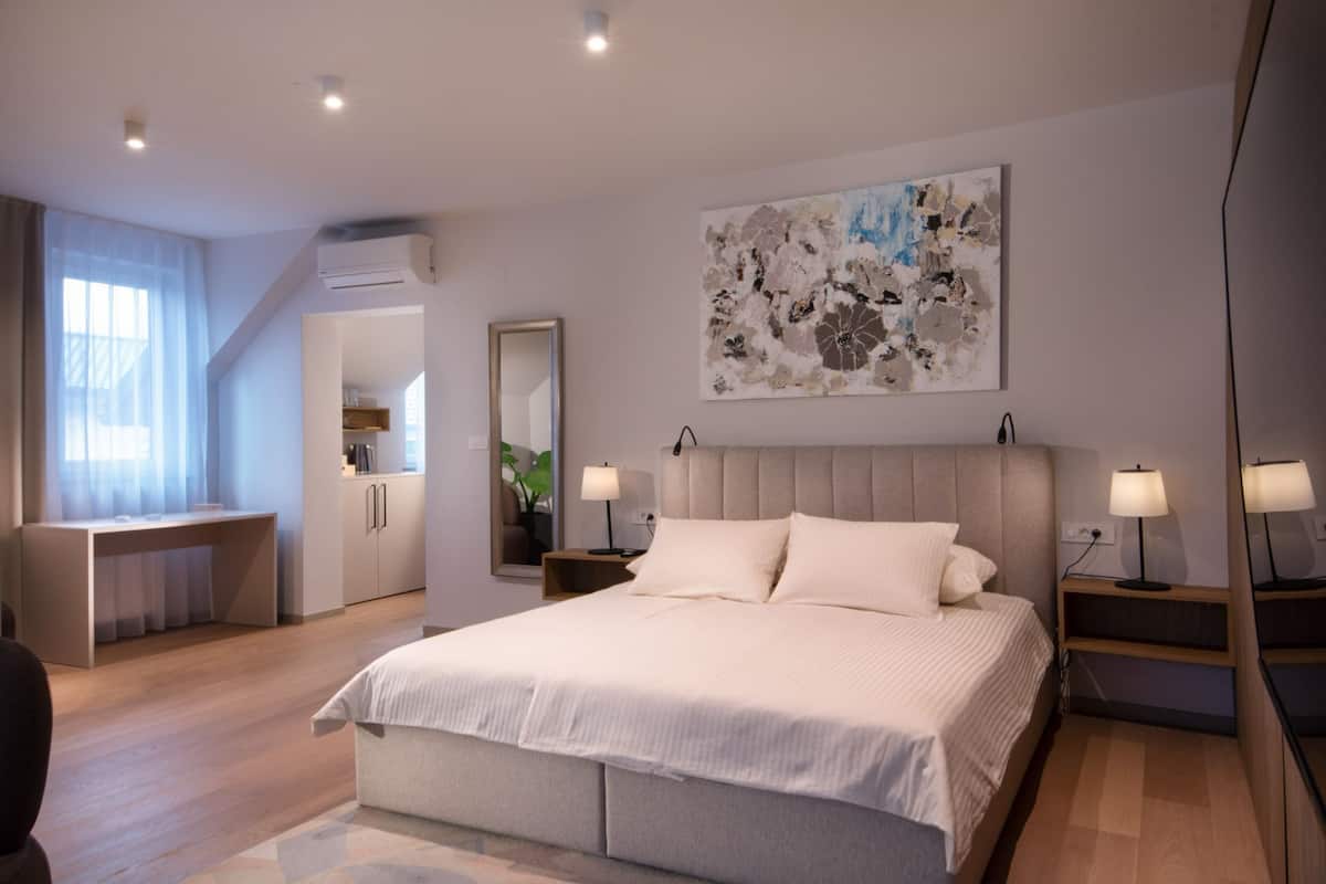 Comfort Double Room 2 | Ücretsiz minibar, odada kasa, dizüstü bilgisayar çalışma alanı 