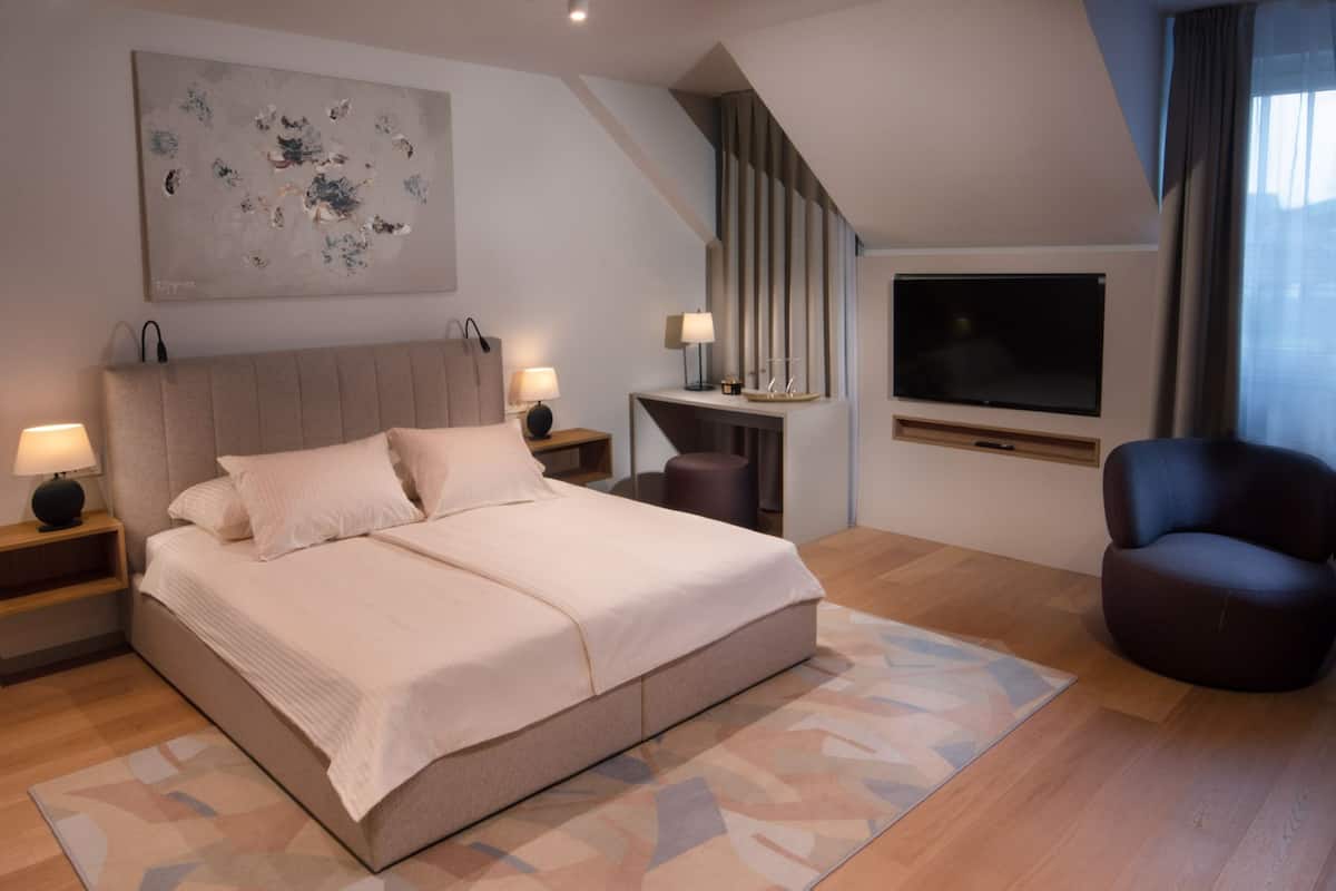 Deluxe Double Room 2 | Ücretsiz minibar, odada kasa, dizüstü bilgisayar çalışma alanı 