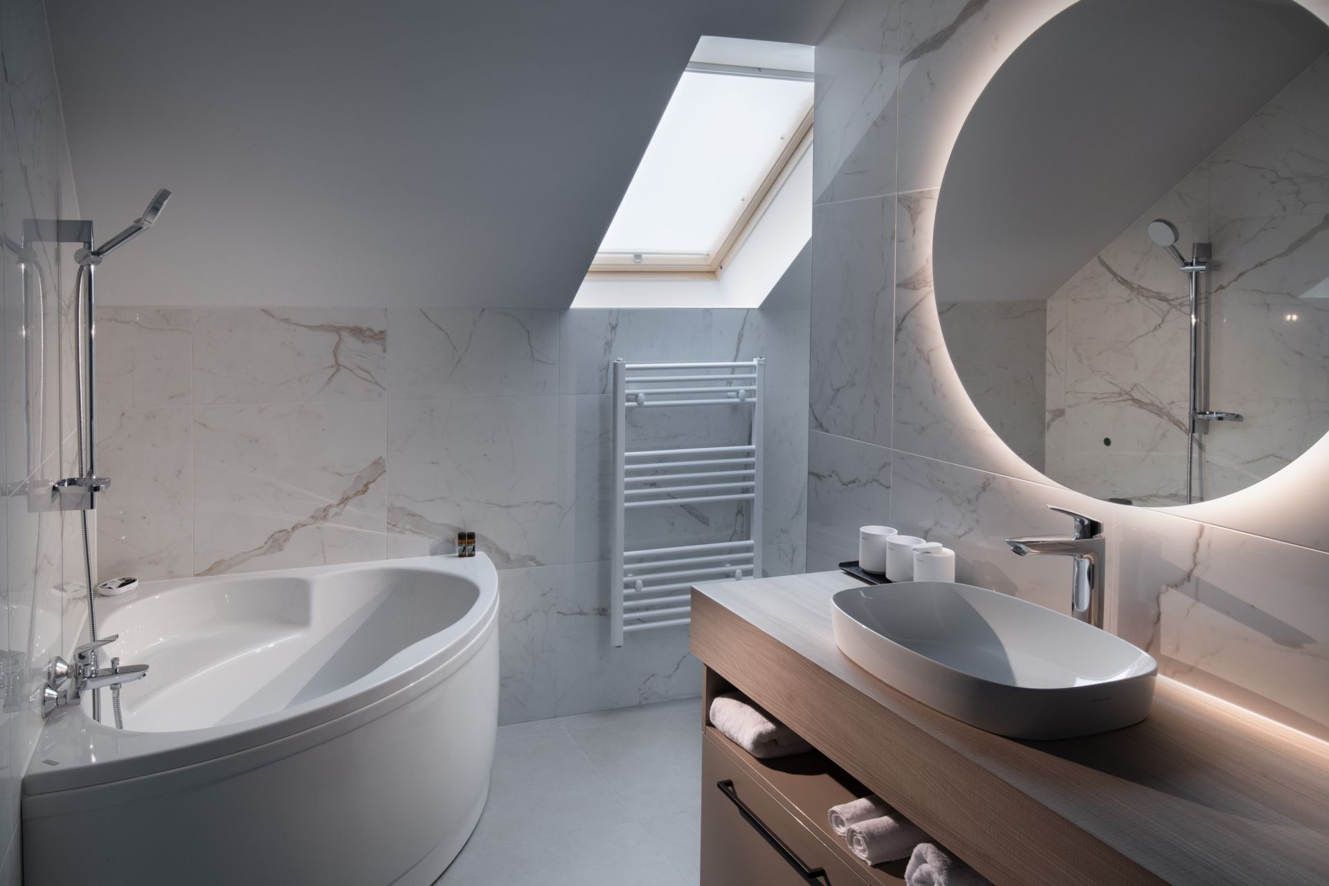 Deluxe-lejlighed | Badeværelse | Badekåber, hjemmesko, håndklæder