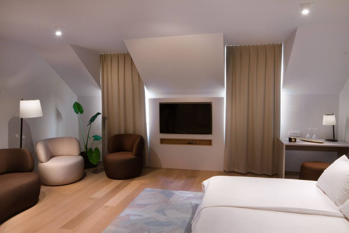 Deluxe Double Room 1 | Ücretsiz minibar, odada kasa, dizüstü bilgisayar çalışma alanı 