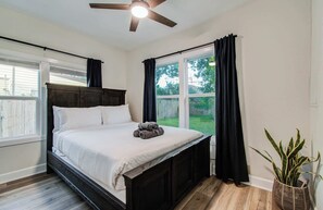 2 bedrooms, iron/ironing board, WiFi, bed sheets - Charming, Cozy & Central | 2-BD/1-BA, Mins to  DT (Houston)