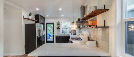 冰箱、微波炉、烤箱、炉灶