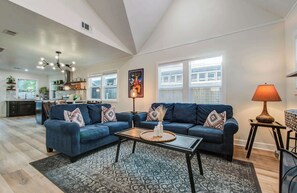 TV, fireplace, offices - Charming, Cozy & Central | 2-BD/1-BA, Mins to DT (Houston)