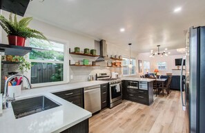 Fridge, microwave, oven, stovetop - Charming, Cozy & Central | 2-BD/1-BA, Mins to DT (Houston)