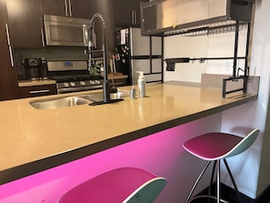 Réfrigérateur, four à micro-ondes, un four, surface de cuisson