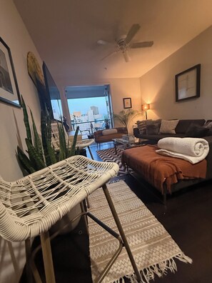 Smart-TV, Musikbibliothek, Stereoanlage, Computerbildschirme