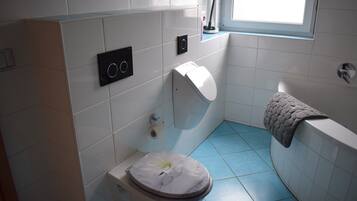 Haartrockner, Handtücher, Seife, Toilettenpapier