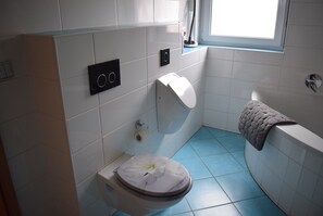 Secadora de cabello, toallas, jabón, papel de baño 