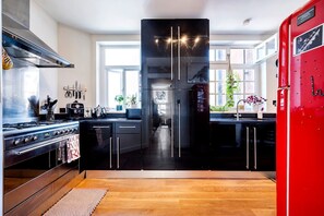 Coffee/tea maker, fridge, microwave, oven